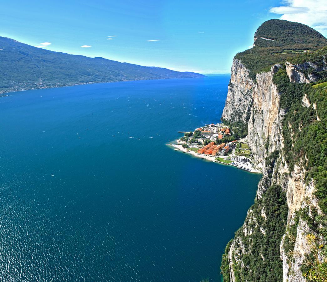 Campione Ora Apartments By Gardadomusmea Campione del Garda Bagian luar foto